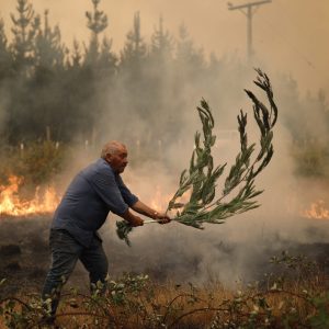 AME1688. SANTA JUANA (CHILE), 04/02/2023.- Bomberos y habitantes trabajan en apagar un incendio en Santa Juana (Chile). El Gobierno chileno confirmó este sábado la muerte de 2 personas en un incendio en la localidad de Purén, lo que eleva a 15 el balance de fallecidos en los virulentos incendios que ya han destruido más de 45.000 hectáreas en el centro y sur del país. Además de los 2 fallecidos de Purén, en la región de La Araucanía (700 kilómetros al sur de Santiago), hay 10 muertos en Santa Juana, una localidad en la vecina región del Biobío que ha sido duramente castigada por las llamas y donde no se descartan más víctimas. EFE/ Felipe Figueroa