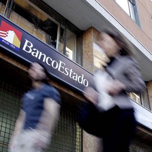 06 de Mayo del 2013/SANTIAGO 
BancoEstado tendrá que devolver más de 5 mil 675 millones de pesos (alrededor de 10 millones de dólares) a los clientes afectados por cobros indebidos de comisiones de las cuentas de ahorro a la vista, luego de que la Corte Suprema llegara a un acuerdo conciliatorio entre la entidad bancaria y la Corporación Nacional de Consumidores y Usuarios.
FOTO: HANS SCOTT/AGENCIAUNO